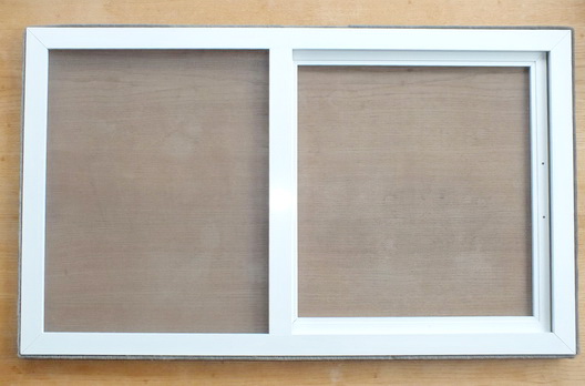 Verschlossener Schieberahmen als Insektenschutz für Velux- und Roto-Dachfenster in weiß