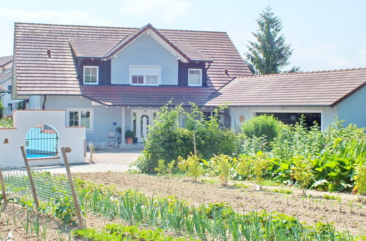 Kombination aus Sattelgaube und Schleppgaube an einem Einfamilienhaus in Freiburg Munzingen