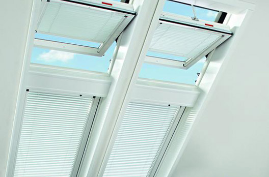 Roto Designo R6 Schwingfenster kombiniert mit Designo R8 Klapp-Schwingfenster.