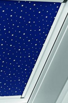 Verdunkelungsrollo für Wohndachfenster von Roto mit blauem Sternenhimmel