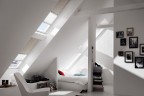 Schlafzimmer mit zwei Schwingfenstern übereinander, mit Verdunkelungs-Rollo und Faltstore
