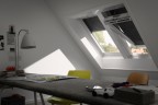 Arbeitszimmer mit zwei VELUX INTEGRA Elektro- oder Solarfenstern in Kunststoff GGU mit VELUX INTEGRA Elektro- (SML) oder Solar-Rollläden (SSL)