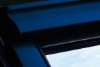 Außenansicht des VELUX Dachfensters in Alu Color Blau
