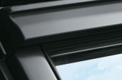 Außenansicht des VELUX Dachfensters in Aluminium Grau