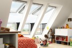 VELUX CABRIO™ im Kinderzimmer - Der obere Teil des Fensters schwingt bis 45° nach oben, der untere Teil wird herausgedrückt und automatisch in die Senkrechte gestellt. Das seitliche Geländer klappt beim Öffnen automatisch heraus.