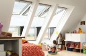 VELUX CABRIO™ im Kinderzimmer - Der obere Teil des Fensters schwingt bis 45° nach oben, der untere Teil wird herausgedrückt und automatisch in die Senkrechte gestellt. Das seitliche Geländer klappt beim Öffnen automatisch heraus.