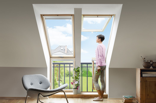 Kombination von Fenster- und Türelementen, mit denen ein beliebig breiter, voll begehbarer Dachbalkon geschaffen werden kann.