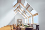 Wohnraum mit VELUX Firsthaube zum Einbau von VELUX Dachfenstern über den First.