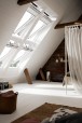 Schlafzimmer mit 4er-Fensterlösung VELUX INTEGRA Elektro- oder Solarfenster in Kunststoff mit Jalousetten.