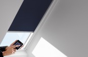 VELUX INTEGRA Elektro-Verdunkelungs-Rollo (DML, dunkelblau 1100) mit VELUX INTEGRA Control Pad (KLR 200) (als Zubehör erhältlich)