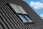 Zwei VELUX INTEGRA Solar-Rollläden SSL nebeneinander eingebaut.