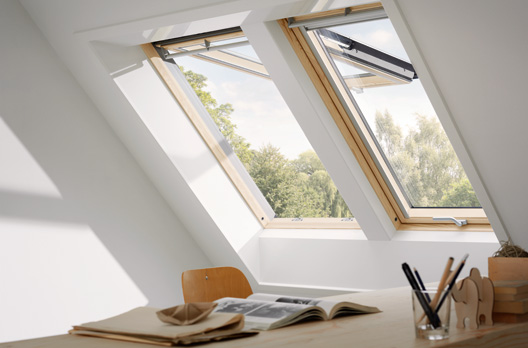 Arbeitszimmer mit Kombination von 2 VELUX Klapp-Schwing-Fenstern in Holz