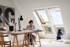 Arbeitszimmer mit Systemlösung VELUX „QUARTETT“ in Holz, bestehend aus 2 Klapp-Schwing-Fenstern mit Zusatzelement