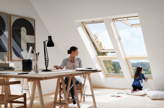 Arbeitszimmer mit Systemlösung VELUX „QUARTETT“ in Holz, bestehend aus 2 Klapp-Schwing-Fenstern mit Zusatzelement