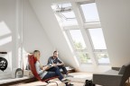 Wohnzimmer mit Systemlösung „Quartett“ in Kunststoff, bestehend aus 2 Klapp-Schwing-Fenstern mit Zusatzelement sowie 2 zusätzlichen VELUX INTEGRA Elektro- oder Solarfenstern.